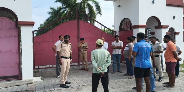 बिहार:  स्कूल के दिवार के गेट पर बदमाशों ने मारी 22 गोली,50 लाख की रंगदारी का पर्चा चस्पाया