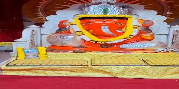 गणेशोत्सव में सजा बंगाली बाबा का दरबार: 2500 किलो लड्डुओं की प्रसादी