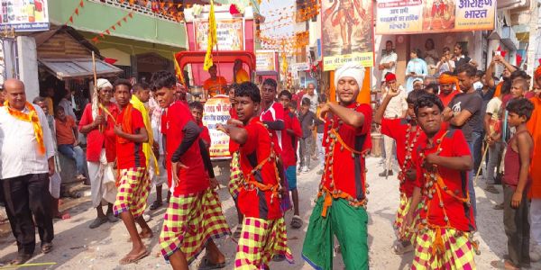 आदिवासी नृत्य और झांकी रही आकर्षण के केन्द्र