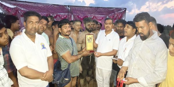मुरादाबाद: नानपुर में छड़ी मेले और दंगल का आयोजन, पहलवानों ने दिखाया दमखम