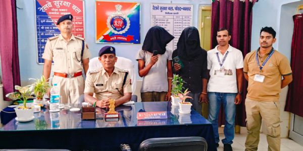 बक्सर स्टेशन पर चोरी के दो मोबाइल के साथ दो आरोपित गिरफ्तार