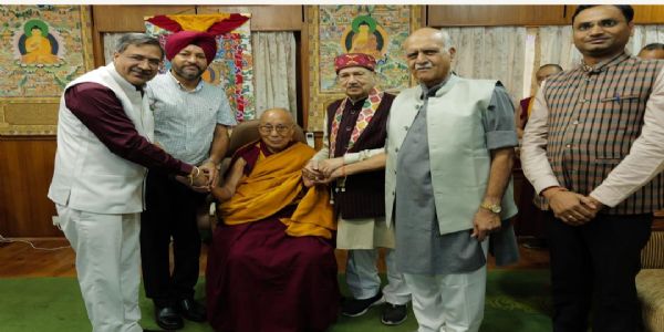 तिब्बती धर्मगुरु दलाई लामा से मिले इंद्रेश कुमार और कुलपति प्रो. बंसल