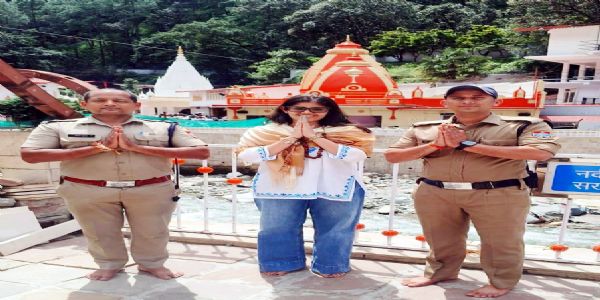 ‘हनुमान अंश’ की युवा निर्मात्री अनुप्रिया नागर ने कैंची धाम में लिया आशीर्वाद