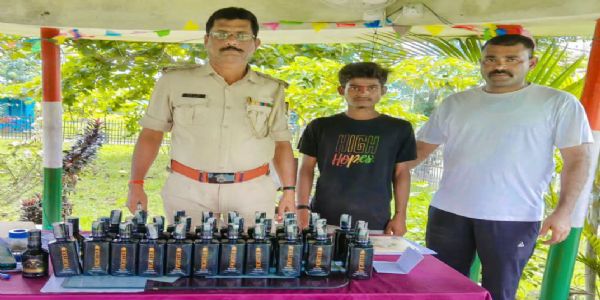 नेपाली तस्कर के पास से 33 बोतल शराब बरामद, कुआड़ी पुलिस ने की कार्रवाई