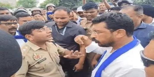 गाेंडा जा रहे चंद्रशेखर के काफिले को पुलिस ने बाराबंकी में रोका, विरोध के बीच जूता फेंकने से गरमाया माहौल,लौटना पड़ा वापस
