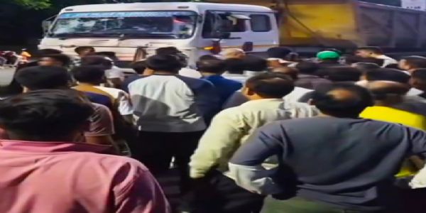 तेज रफ्तार टिप ट्रेलर ने स्कूटी को मारी टक्कर, पिता-पुत्र की मौत