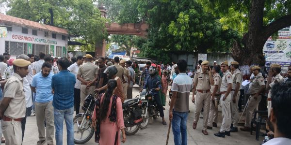 अलवर में तीन दोस्तों की मौत के बाद बवाल, तीन थानों की पुलिस और सीओ मौके पर, अस्पताल में धरने पर बैठे परिजन