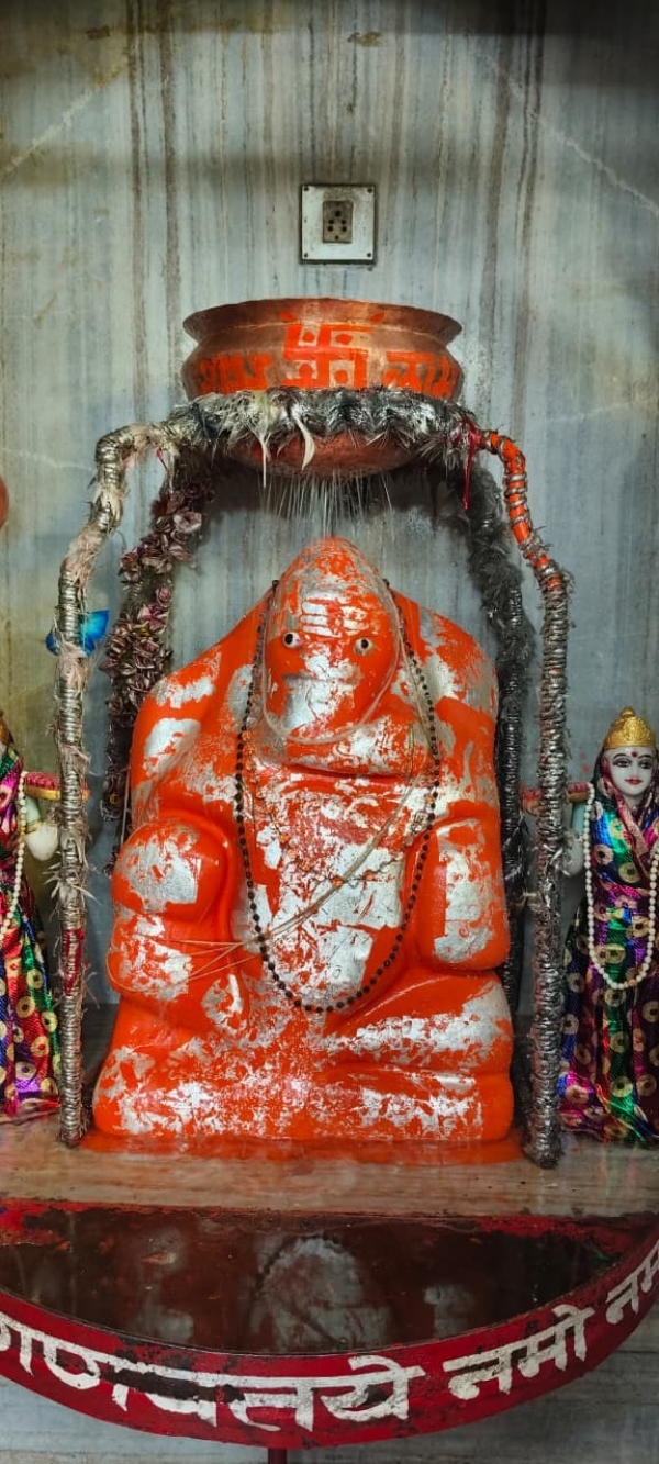 भगवान श्रीगणेश का किया गया जलाभिषेक।