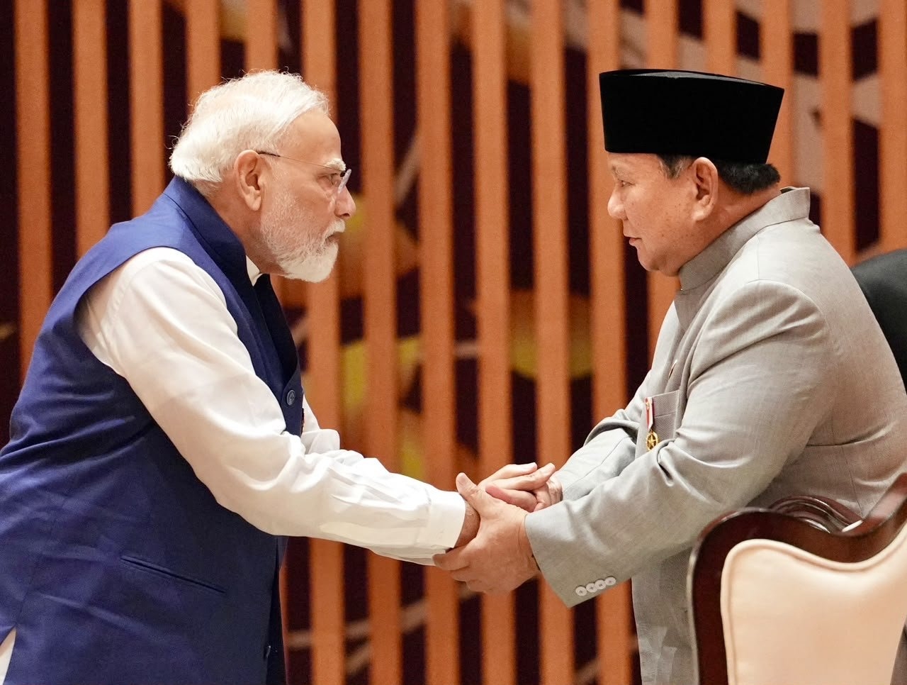 इंडोनेशिया के राष्ट्रपति से मिलते प्रधानमंत्री इंडोनेशिया के राष्ट्रपति से मिलते प्रधानमंत्री