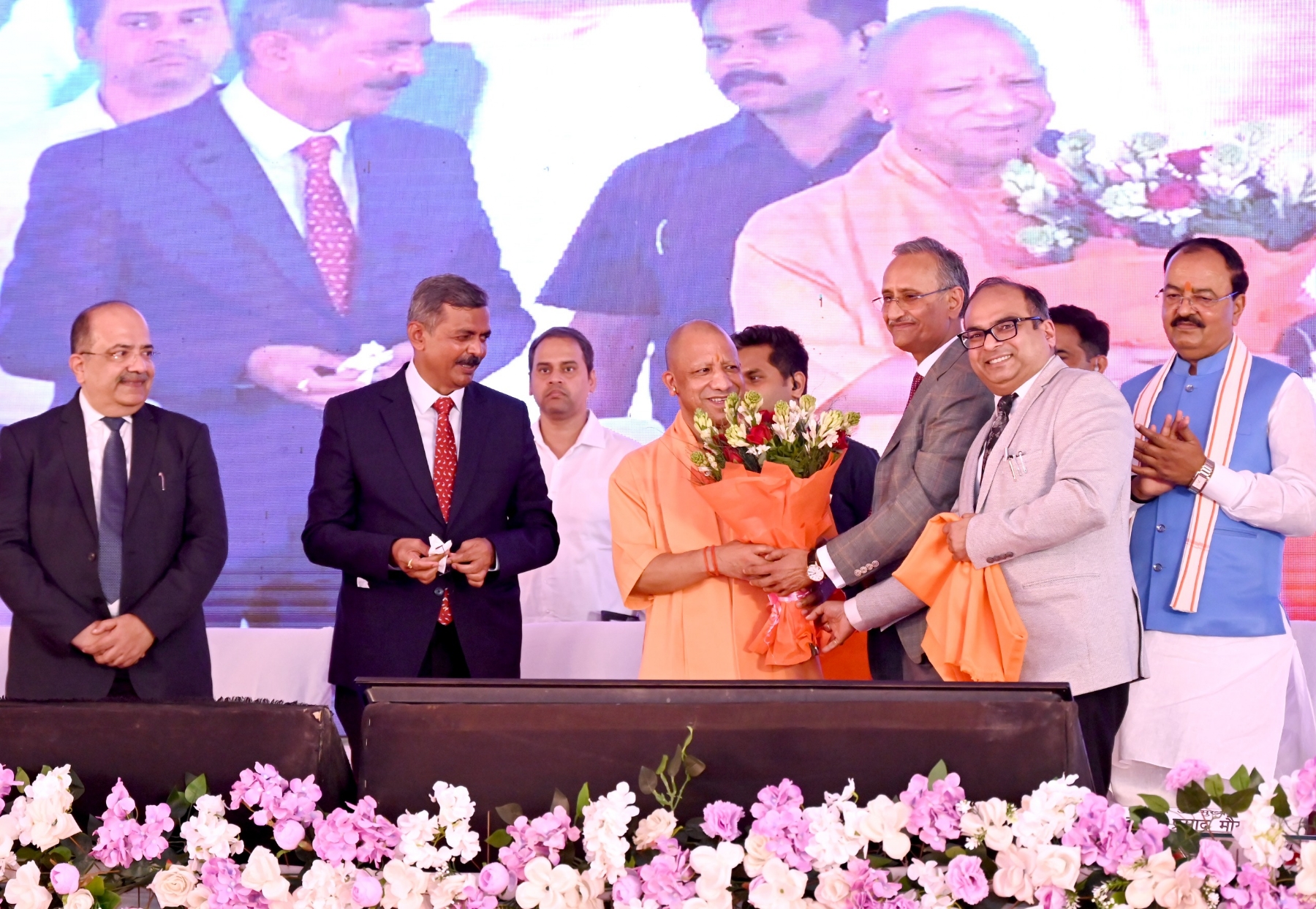 मुख्यमंत्री योगी आदित्यनाथ का स्वागत करते हुए इलाहाबाद बार के पदाधिकारियों का छाया चित्र मुख्यमंत्री योगी आदित्यनाथ का स्वागत करते हुए इलाहाबाद बार के पदाधिकारियों का छाया चित्र