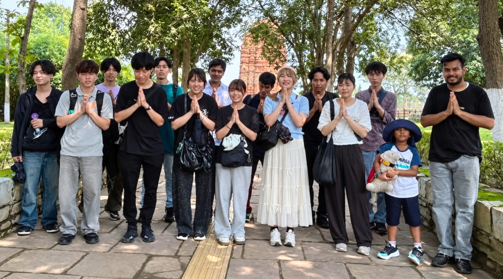 सिरपुर में प्राचीन लक्ष्मण मंदिर का अवलोकन करते जापान के एहिमे यूनिवर्सिटी के प्रतिनिधिमंडल के सदस्य सिरपुर में प्राचीन लक्ष्मण मंदिर का अवलोकन करते जापान के एहिमे यूनिवर्सिटी के प्रतिनिधिमंडल के सदस्य