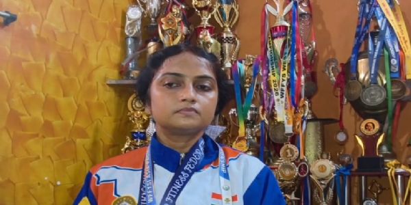 पत्रकारों से बात करते पंपा पत्रकारों से बात करते पंपा