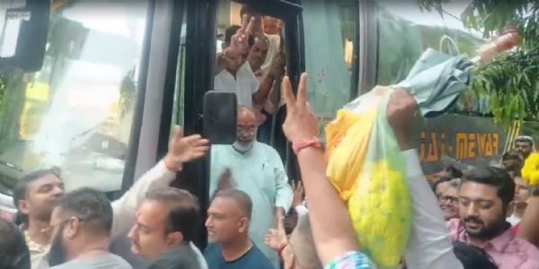 बाड़े से आए, जीत की शपथ ली और फिर बाड़े में लौट गए!