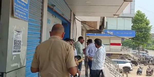 बैंक कर्मियों को पिस्तौल दिखाकर लूटे 42 लाख रुपए