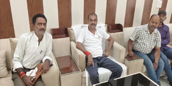 विद्यालयों की व्यवस्था सुधारने को लेकर विधायक से शिक्षा प्रतिनिधि की चर्चा
