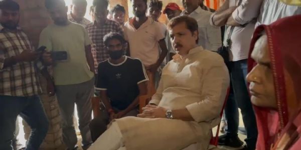 ट्रक चालक हत्याकांड : पीड़ित परिवार से मिले पूर्व सांसद धनंजय सिंह