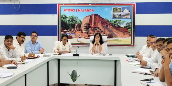 लंबित मामलों के निष्पादन में देरी बर्दाश्त नहीं: डीएम