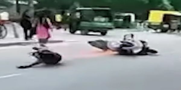 गुरुग्राम के गोल्फ कोर्स रोड पर कार ने महिला बाइकर को मारी टक्कर