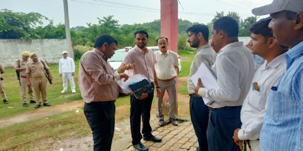 जिलाधिकारी ने नगर पंचायत कार्यालय के निर्माण में विलंब पर जताई नाराजगी, सितंबर तक काम पूरा कराने के दिये निर्देश