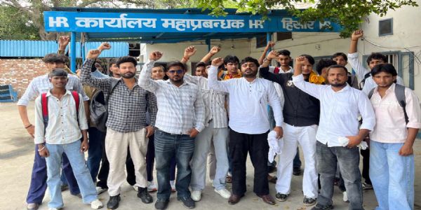हिसार : बसों की कमी से परेशान छात्रों का जीएम कार्यालय पर प्रदर्शन, एक सप्ताह का अल्टीमेटम