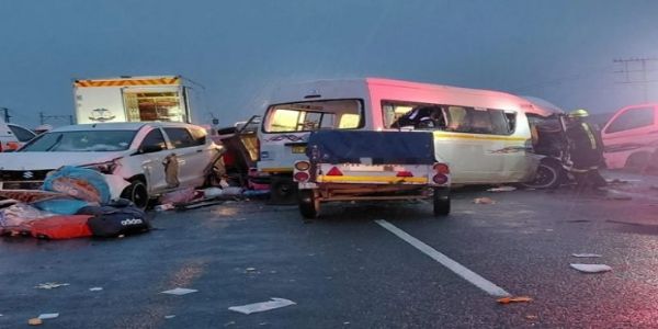 दक्षिण अफ्रीका में भीषण सड़क हादसा, 21 लोगों की मौत
