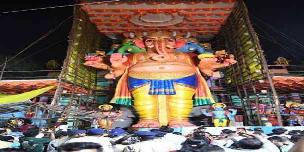भारी बारिश के बीच खैराताबाद गणेश के दर्शन को उमड़ा श्रद्धालुओं का सैलाब, राज्यपाल ने भी की पूजा-अर्चना