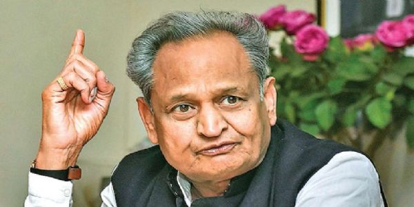 गहलाेत का आराेप: निर्दलीय और कांग्रेस के पार्षदों को डरा-धमका रही है पुलिस