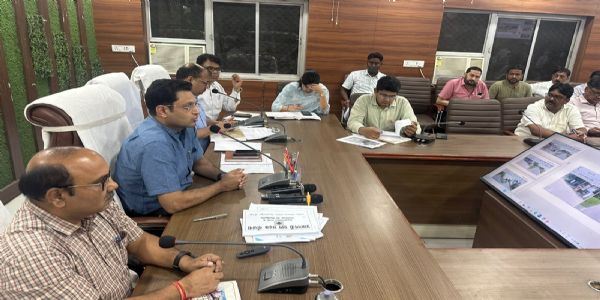 तीन दिन में सभी चिन्हित गड्ढे भरकर सड़कें गड्ढामुक्त करें : जिलाधिकारी