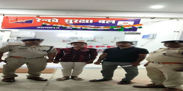 घर से नाराज होकर दिल्ली जा रहा 15 वर्षीय किशोर ट्रेन में मिला