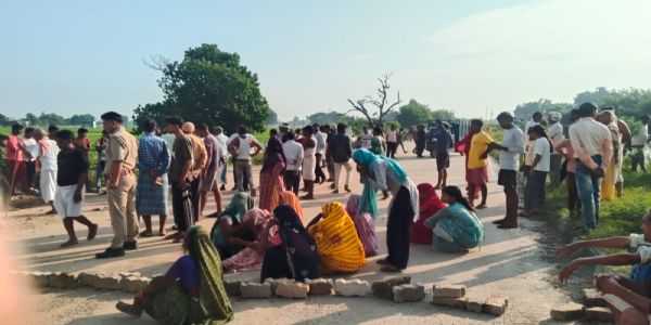 बेकाबू ट्रक ने छात्र समेत दो को कुचला, मौत