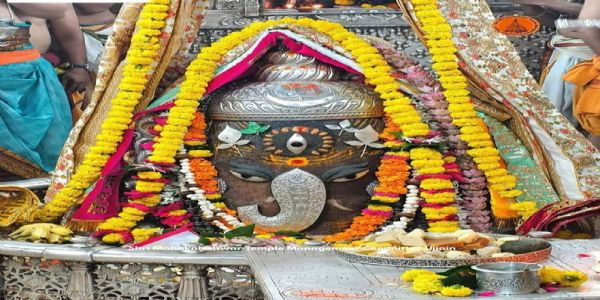 उज्जैन : गणेश चतुर्थी पर गणेश स्वरूप में सजे बाबा महाकाल, भस्म आरती में रजत आभूषणों से हुए अलंकरण