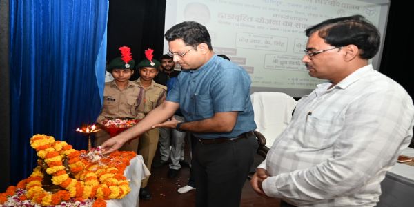 छात्रवृत्ति का लाभ हर पात्र विद्यार्थी तक पहुंचाना प्राथमिकता : जिलाधिकारी