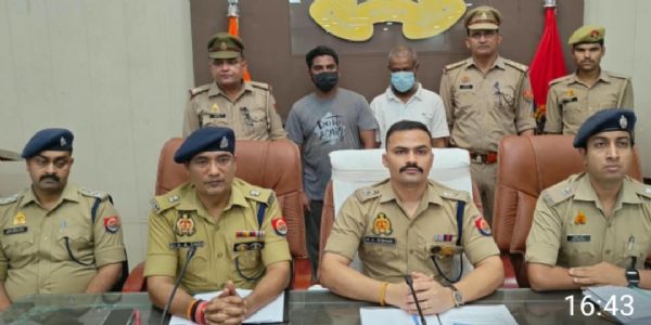 लाइसेंस की निर्धारित सीमा से अधिक विस्फोट भंडारण व कारतूस बनाने के आरोप में दो गिरफ्तार