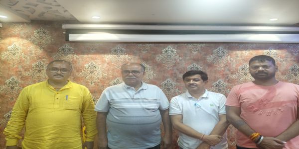 औषधि विक्रेता संघ के चुनाव में अजय गुप्ता अध्यक्ष, द्वारिका नाथ पांडेय सचिव और नवीन गुप्ता कोषाध्यक्ष निर्विरोध निर्वाचित