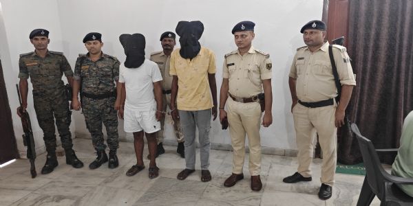 जिले के बलवाहाट थाना क्षेत्र में अपराध की साजिश नाकाम, हथियार व गोली के साथ दो अपराधी गिरफ्तार.चार चक्का वाहन जप्त
