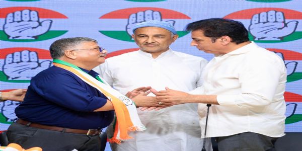 डूटा के पूर्व अध्यक्ष आदित्य नारायण मिश्रा कई शिक्षाविदों के साथ कांग्रेस में शामिल