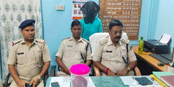पत्नी से छेड़खानी करने पर पति ने पत्थर से वार कर की युवक की हत्या