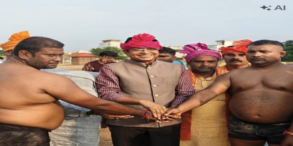 मीरजापुर : हरतालिका तीज पर दंगल में दिखा जोश, अखाड़े में चले दांव-पेच
