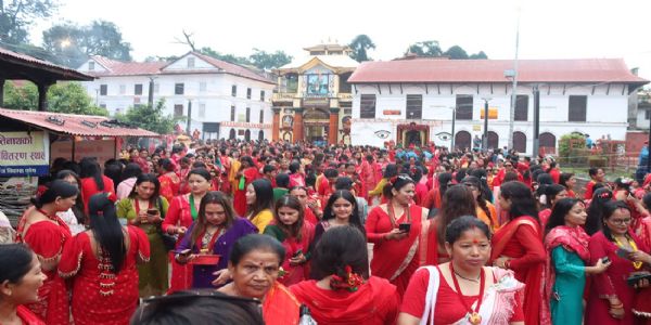 हरितालिका तीज पर पशुपतिनाथ मंदिर में उमड़ी श्रद्धालुओं की भीड़, सुबह 3 बजे से खोले गए चारों द्वार