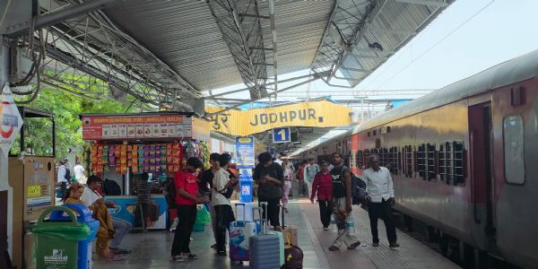अवैध वेंडर्स पर रेलवे का शिकंजा, 130 पकड़े