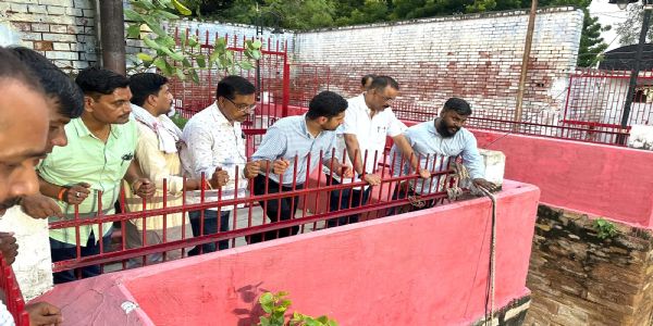 वाराणसी : लोलार्क छठ व सोरहिया मेले की तैयारियां शुरू, महापौर व नगर आयुक्त पहुंचे लोलार्क कुंड भदैनी