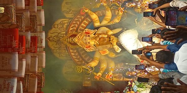 गणेश चतुर्थी पर भक्तों ने स्थापित की भगवान गणेश की भव्य प्रतिमा