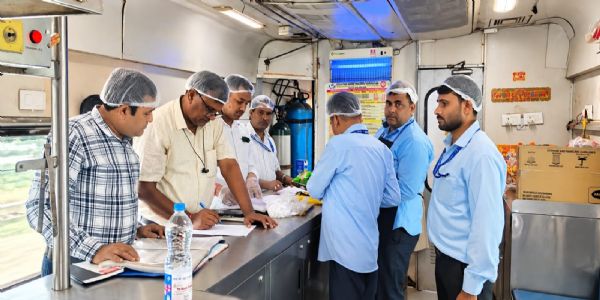 मुरादाबाद रेल मंडल में गाड़ियों की पेंट्रीकार एवं स्टेशन स्टालों की सघन जांच हुई