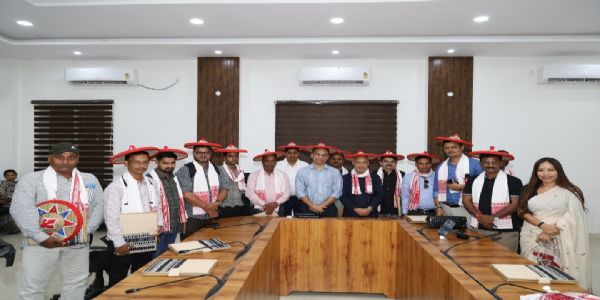 एन एफ आर के मुख्यालय पर पहुंचा पत्रकार दल एन एफ आर के मुख्यालय पर पहुंचा पत्रकार दल