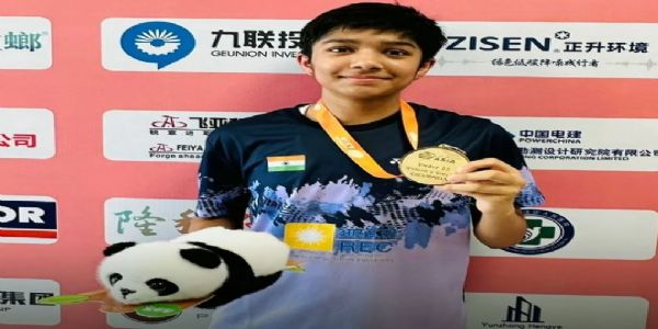 स्वर्ण पदक के साथ तन्वी स्वर्ण पदक के साथ तन्वी