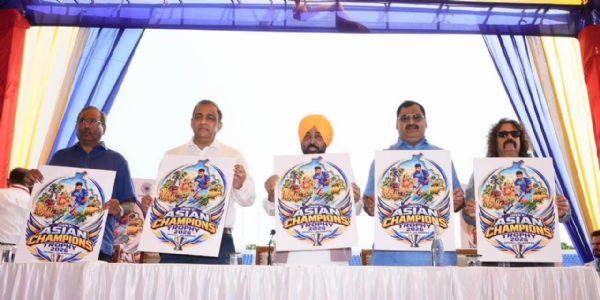 पुरुष एशियन चैंपियंस ट्रॉफी हॉकी टूर्नामेंट पोस्टर जारी करते हुए मुख्यमंत्री भगवंत मान और हॉकी इंडिया के अधिकारी पुरुष एशियन चैंपियंस ट्रॉफी हॉकी टूर्नामेंट पोस्टर जारी करते हुए मुख्यमंत्री भगवंत मान और हॉकी इंडिया के अधिकारी