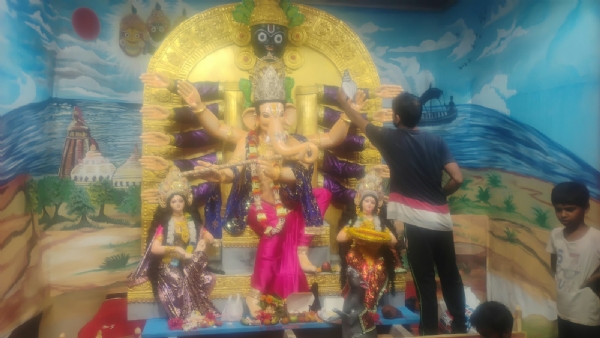पंडाल स्थापित गणपति की प्रतिमा पंडाल स्थापित गणपति की प्रतिमा