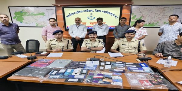 ग्वालियर पुलिस ने करोड़ों रुपये के साइबर फ्रॉड नेटवर्क का किया पर्दाफाश ग्वालियर पुलिस ने करोड़ों रुपये के साइबर फ्रॉड नेटवर्क का किया पर्दाफाश