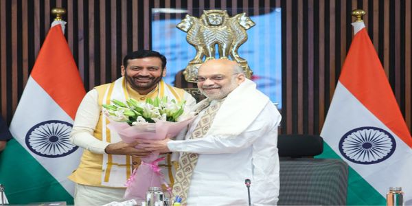 हरियाणा के मुख्यमंत्री नायब सैनी गृहमंत्री अमित शाह से मुलाकात करते हुए हरियाणा के मुख्यमंत्री नायब सैनी गृहमंत्री अमित शाह से मुलाकात करते हुए