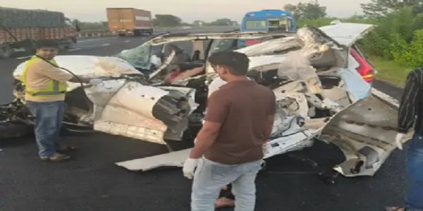 सड़क किनारे खड़े ट्रक से टकराने के बाद कार की तस्वीर सड़क किनारे खड़े ट्रक से टकराने के बाद कार की तस्वीर